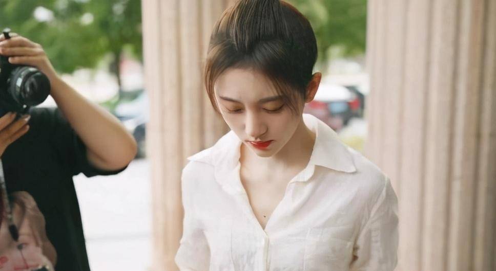 原创鞠婧祎拍戏受伤发文吐槽看到伤口后杨幂是这么说的