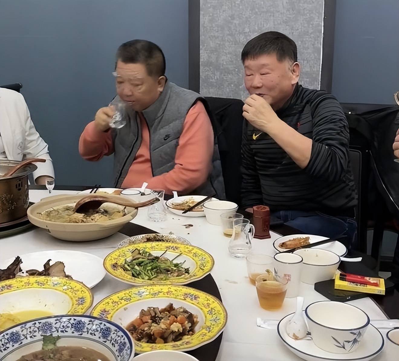 京圈大聚会!翟大飞喧宾夺主,孟凡贵面露不悦,"瞎宝庆"堆笑