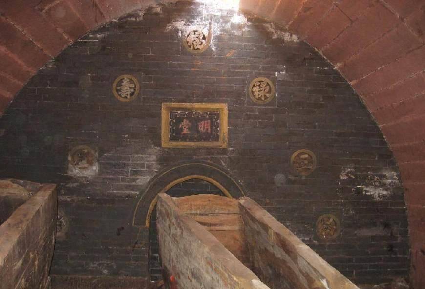 原创村民在自家院中发现一古墓装修豪华墓门刻字预言有人会来挖墓