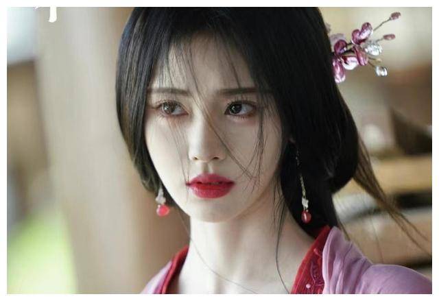 一直以来,她的半永久妆容固定套路,仙子毛,玻璃唇,胎毛刘海,虚假的发