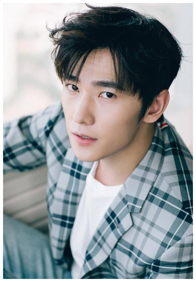 据说,杨洋在1991年3月9日出生于上海,老家是在安徽合肥.