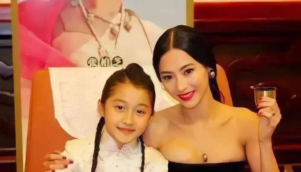 关晓彤小时候和多位明星合照,这孩子没整过容是真的_林心如_谢霆锋
