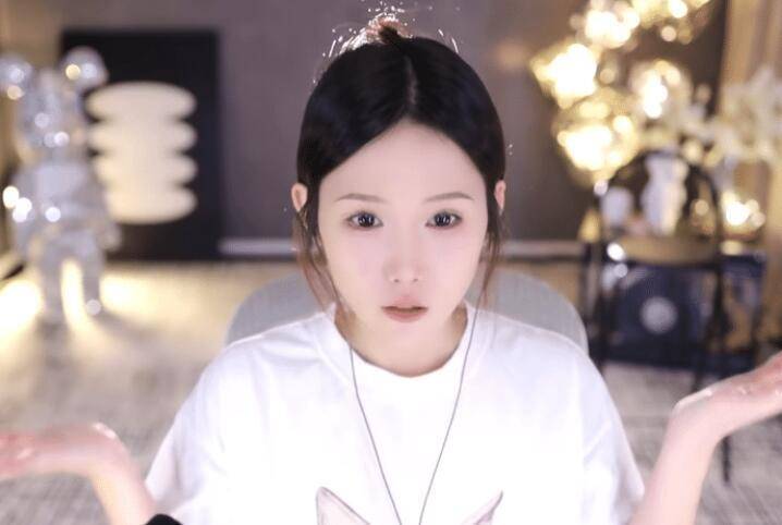 原创女主播镜头前换衣服被封复播后变老实穿起高领长袖不敢跳舞