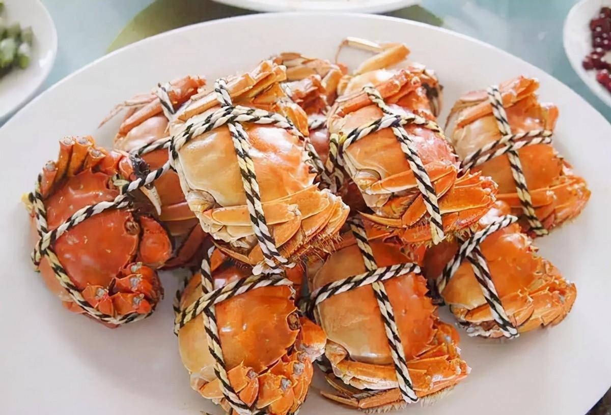 他经常带着好友们一起去吃螃蟹,半斤一个的螃蟹他一个人就能一顿吃上