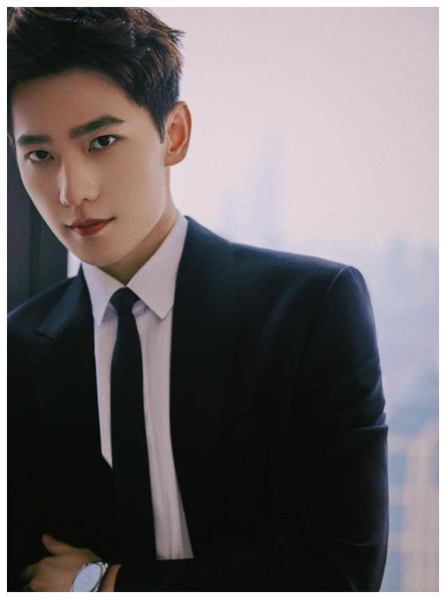 杨洋病倒入院治疗走路需拐杖经纪人陪同医生严肃叮嘱