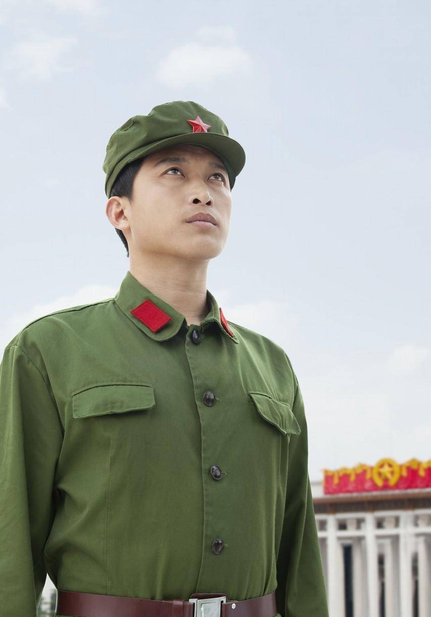 原创直击我国六五式军服一身绿三片红网友最好看的军服