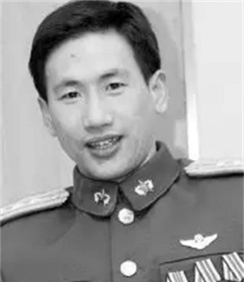 2004战机飞行忽然没油,试飞员放弃跳伞逃生,8分钟上演降落奇迹_梁万俊