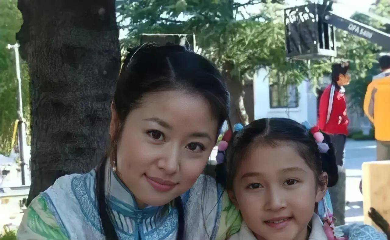 技术贴,关晓彤小时候和多位明星合照,这孩子没整过容是真的_林心如