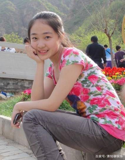 任贤齐合作的《飞鹰》,齐如意在剧中扮演了一个哭闹着抢棒棒糖的小
