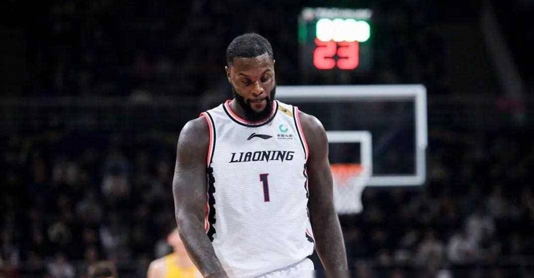 某球员叉腰防守且不愿给郭艾伦打下_史蒂芬森_外援_团队