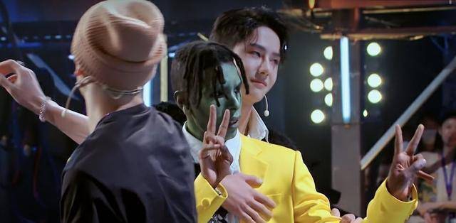 原创街舞3布布坐王一博大腿谁注意到现场观众的帽子了