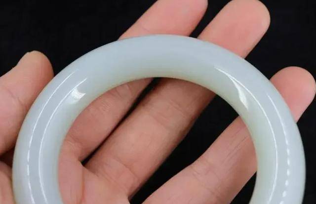 原创长时间佩戴玉手镯对女性身体有益吗听听医生的见解