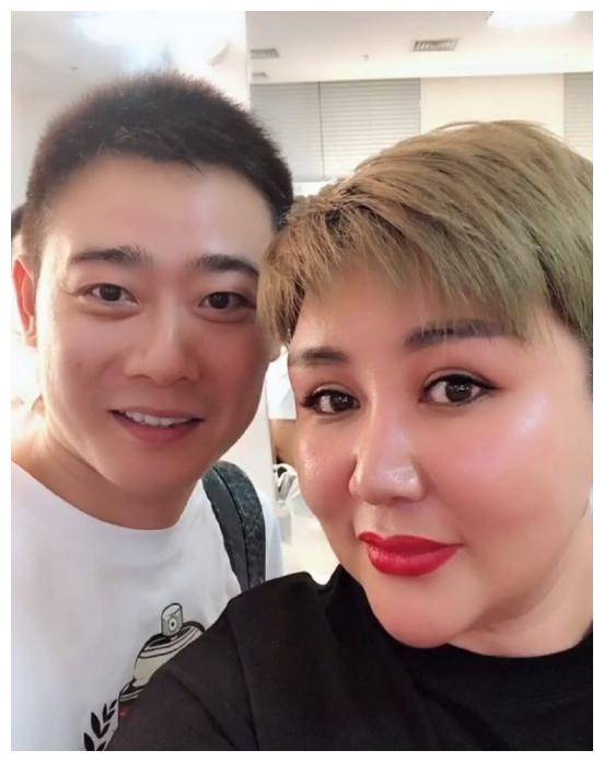 德云社栾云平40岁生日儿时照片曝光副总依旧本色引发热议