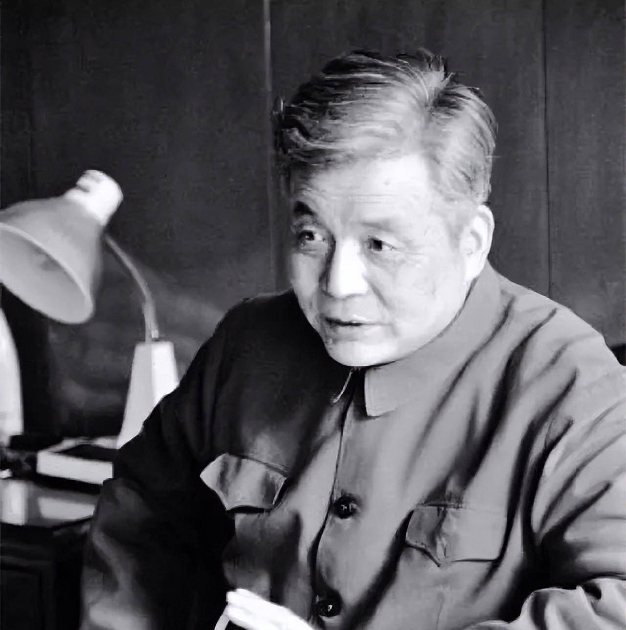 成为中国原子弹理论设计的总负责人以后,邓稼先不仅在原子弹事业中与