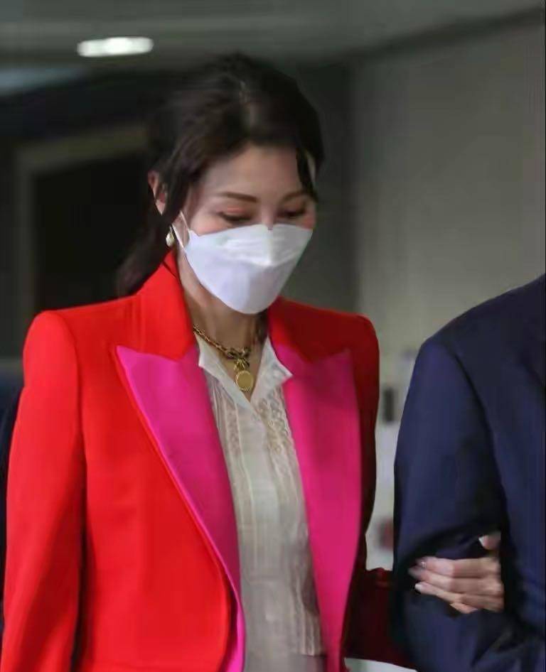 原创李嘉欣跟随丈夫工作穿红西装像农村女企业家被老公牵着宠成孩子的