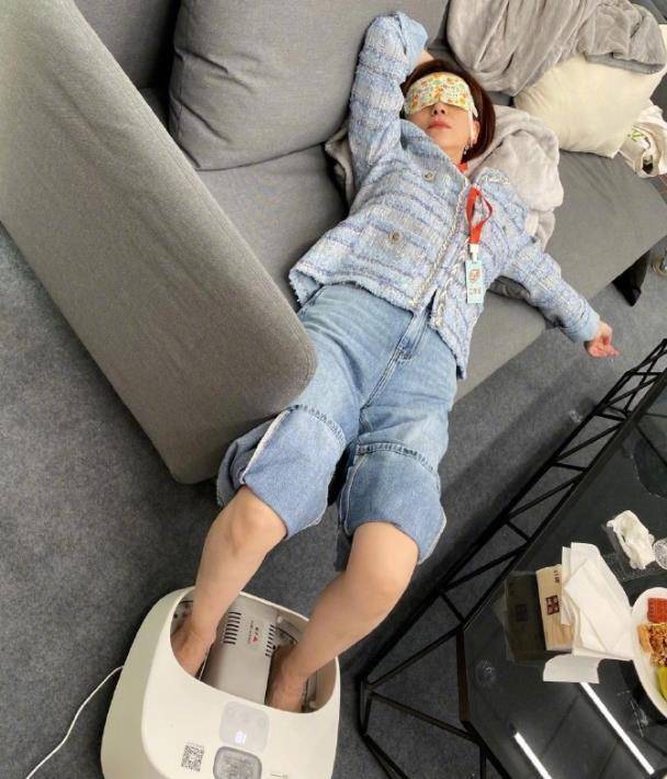 50岁王琳晒照,家中泡脚沙发瘫vs台上亮相,状态几乎没有差别