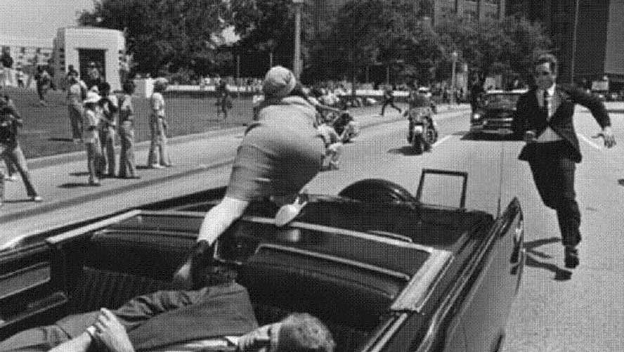 当时肯尼迪乘坐敞篷车,结果遭到刺杀不治身亡,时年46岁.