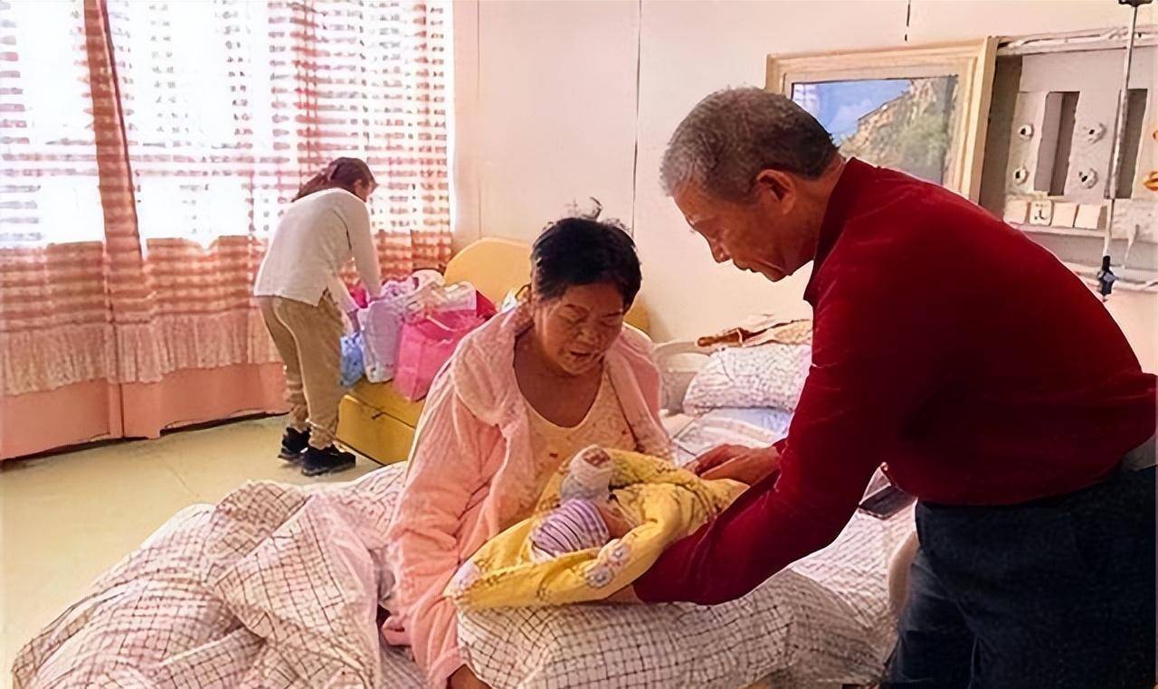 原创2019年山东67岁高龄女子不顾儿女反对产女声称退休金够用