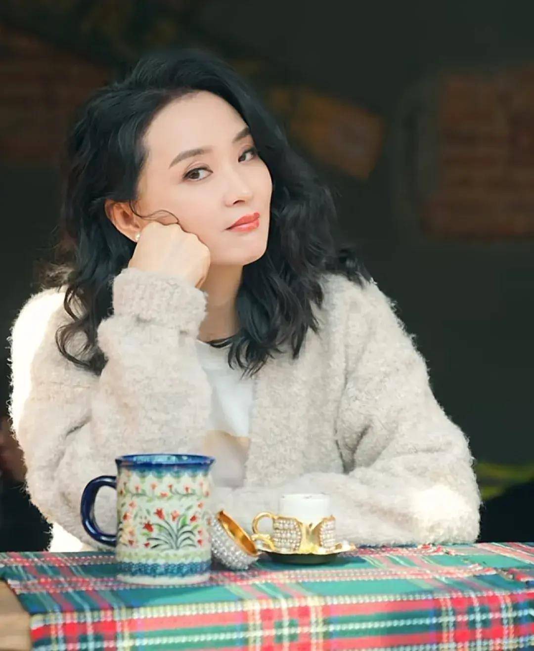 50岁晴格格王艳新戏开机路透老态明显且局促紧张不自信