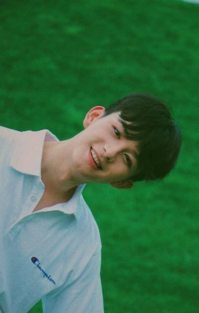 被粉丝围堵,笑容无奈又宠溺,被网友批太得瑟_漆培鑫_电视剧_男孩子