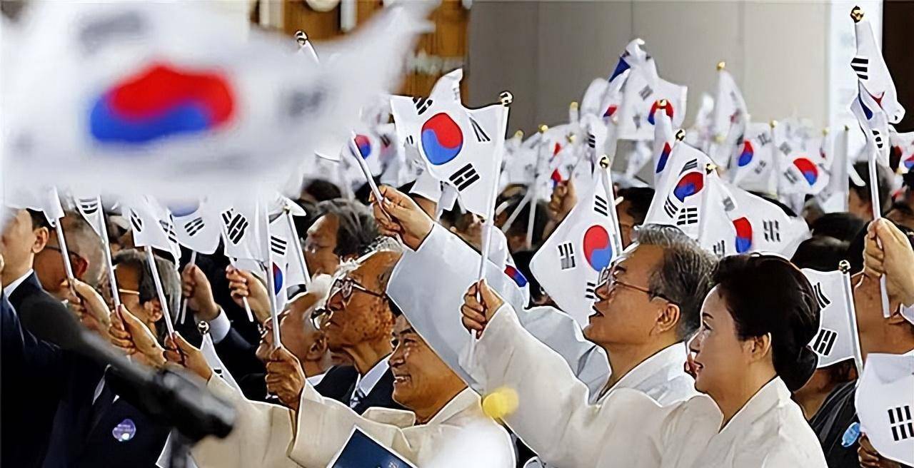 原创19年韩国光复节对日强硬的文在寅放低姿态民众被扇一耳光
