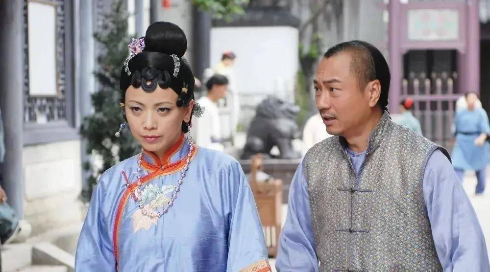 而第三部《巾帼枭雄之谍血长天》没了灵魂人物邓萃雯,改为由黎耀祥,胡