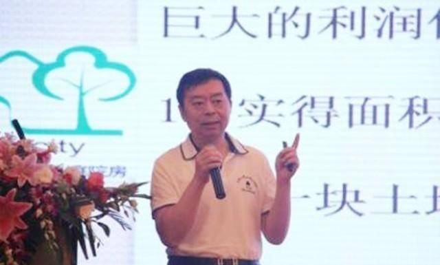 村民凑70块供他创业,赚百亿后开飞机回村,给老人发千万红包_郑大清