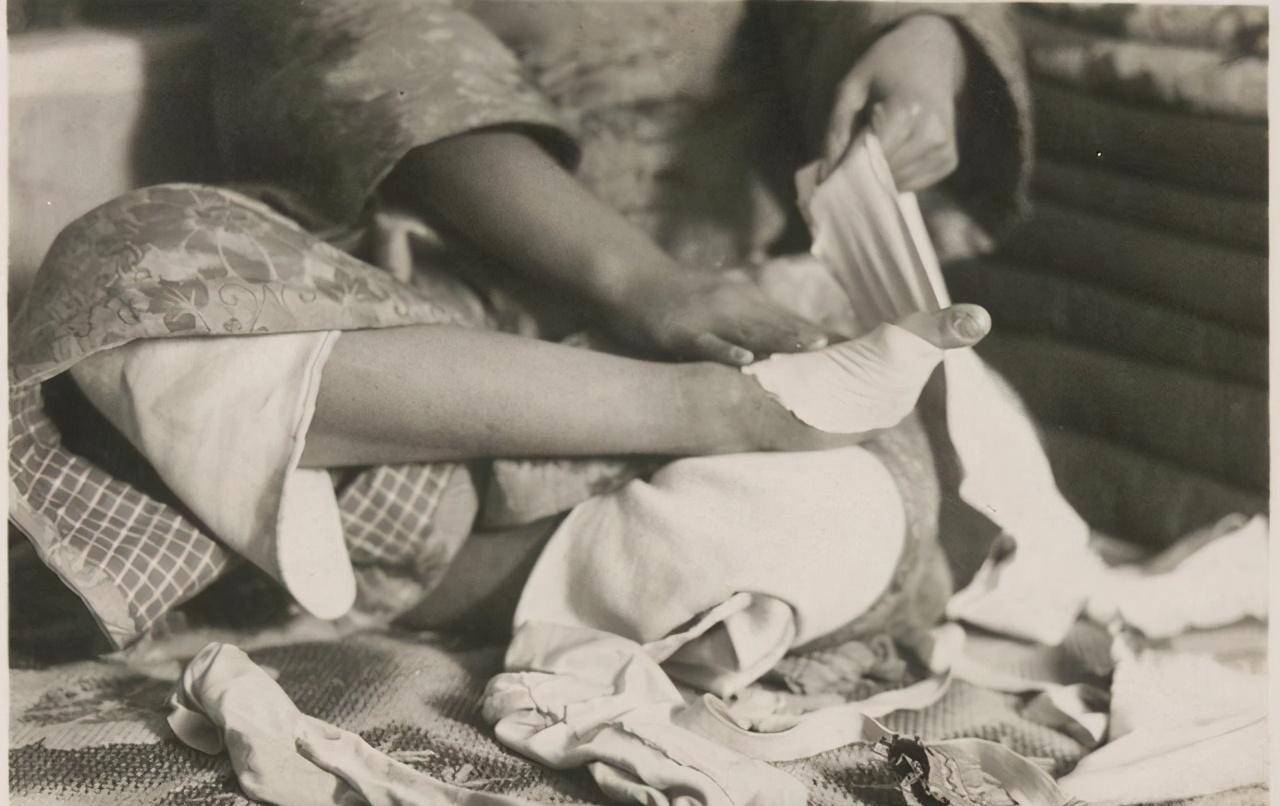 原创16岁凭三寸金莲嫁豪门刘娘洗脚2小时90年来仅丈夫见过