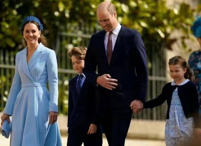 发箍太丑,乔治害羞躲身后不如夏洛特_身材_藏蓝色_王室