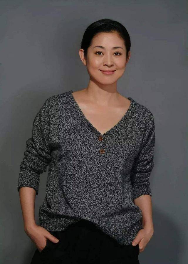 《浪漫的事》中,大姐宋雪(倪萍饰)的儿子飞飞在生日那天走失了,她和