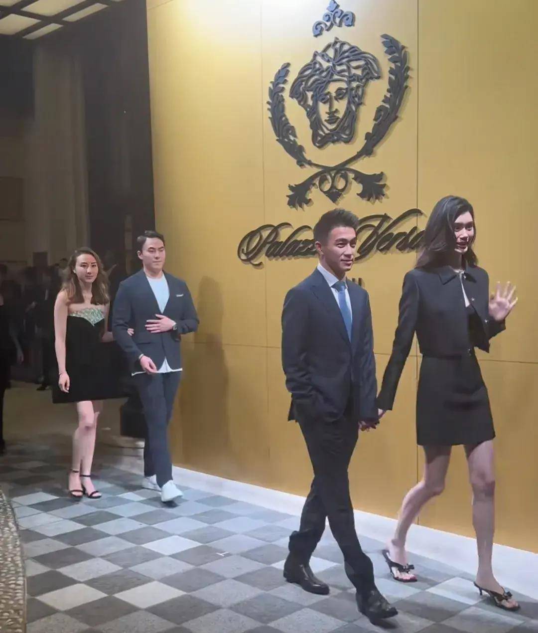 原创澳门这一晚何超凤站c位四太老实站旁边何超琼甘愿当背景板