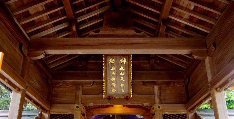 "天孙降临"之后,天照大神命令宗像三女神降临到此扼海上要道之地,守护