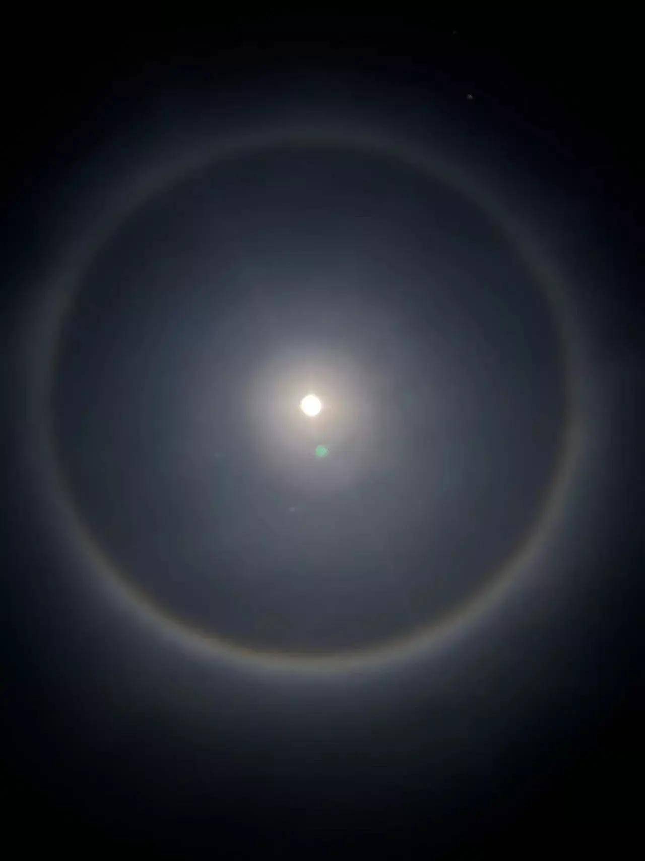 原创云南曲靖和丽江现月晕自然景观月亮浑圆如同太阳环绕耀眼光圈