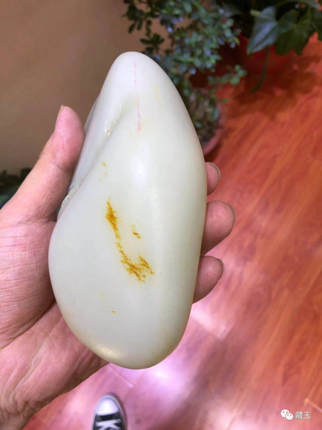 365万成交英国人花大价钱买的这个和田玉赌料让玉友们笑掉大牙