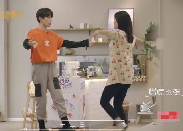 易烊千玺教谢娜跳拉丁舞谁注意到他的绅士手挪不开眼了