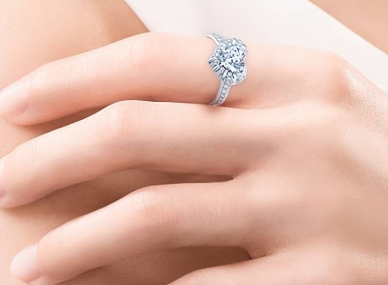 求婚钻戒戴哪个手指不同手指戴钻戒都有什么寓意