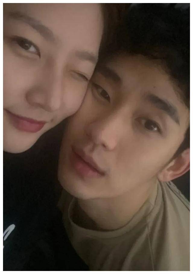 金赛纶与金秀贤贴脸照在网上曝光秒删除引发热议两人相差12岁