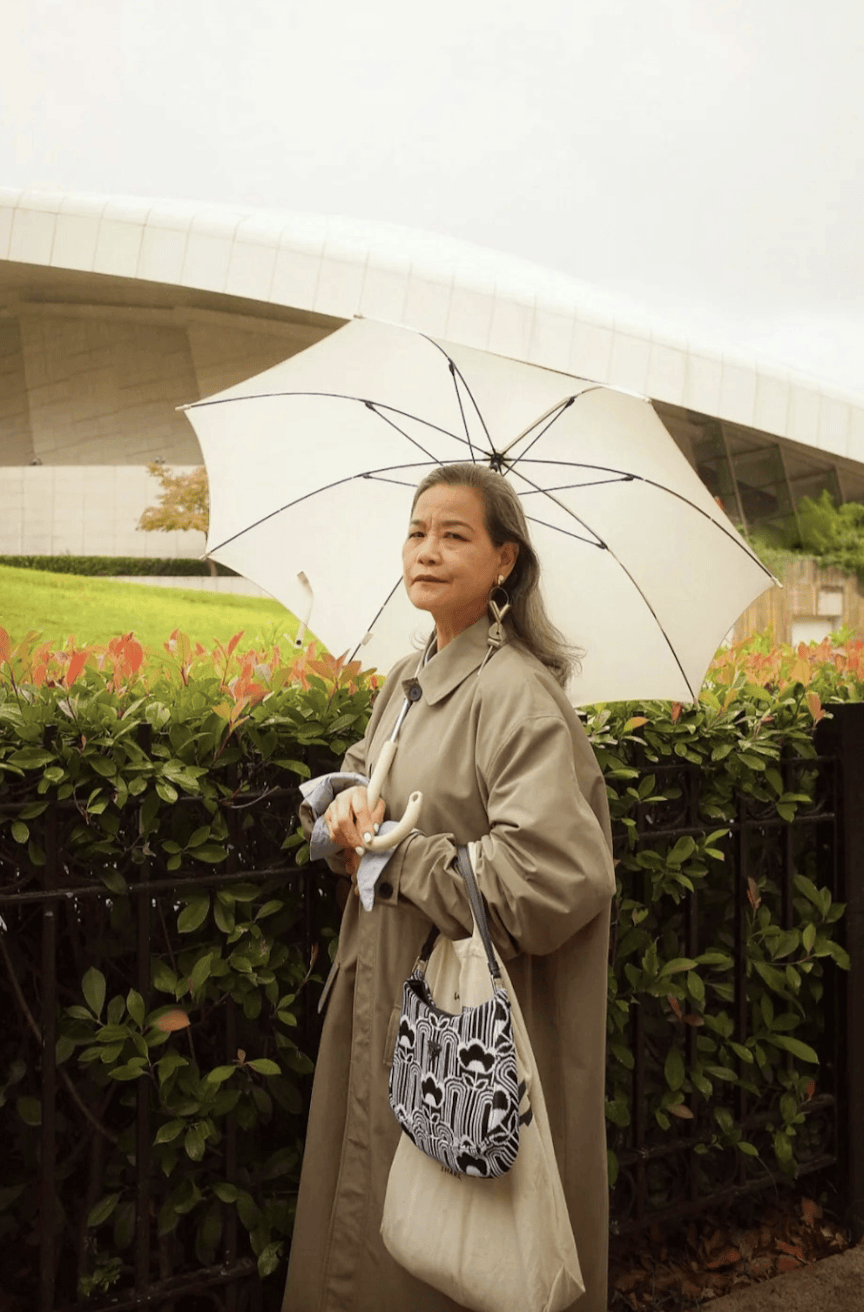 广西七旬老太靠穿儿子旧衣火爆全球,参加巴黎时装秀_阿姨_旧衣服_miu