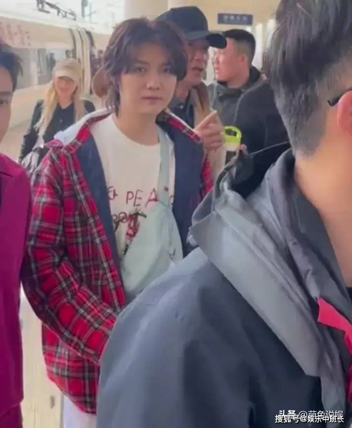 鹿晗近照:现身淄博被偶遇,略显发福了,发型拉低他的颜值_网友_关晓彤