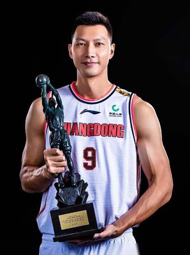 巅峰巩晓彬对巅峰易建联,谁更厉害?_篮球_球员_较量