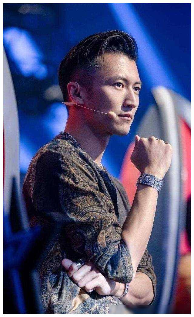 谢霆锋用温暖笑容回应澳门活动,王菲甜蜜对视,浪漫满满_感情_帅哥