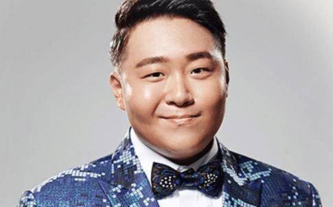 老四是用林伟亮饰演的.除了这个角色之外,他在古惑仔中饰演过恐龙哥.