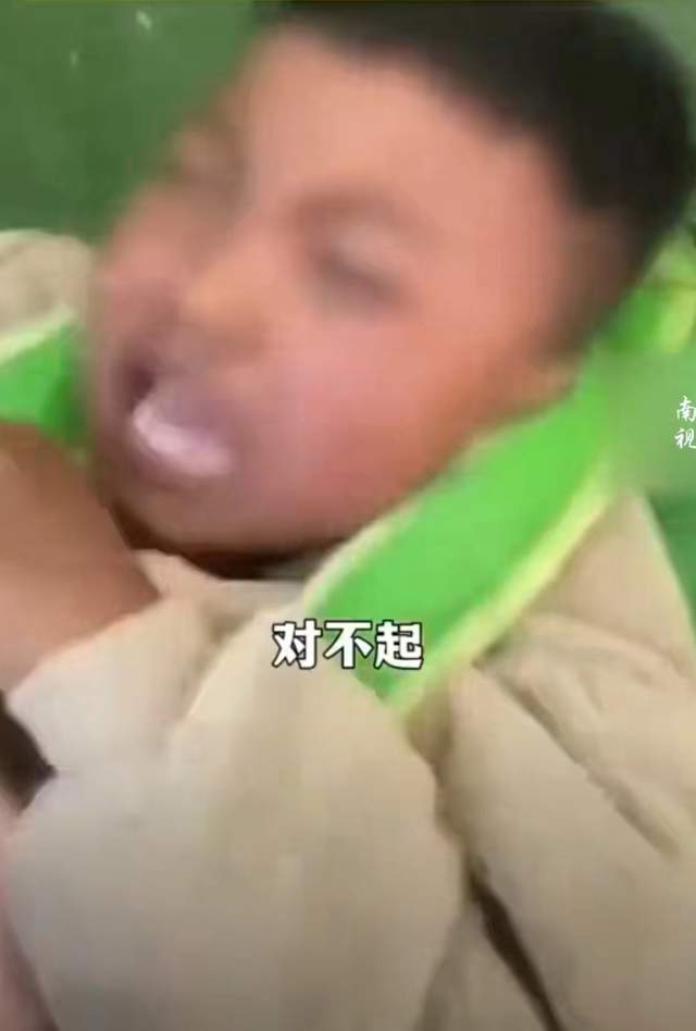 幼儿园老师踩头殴打男童后续老师被扒17岁初中辍学背景不一般