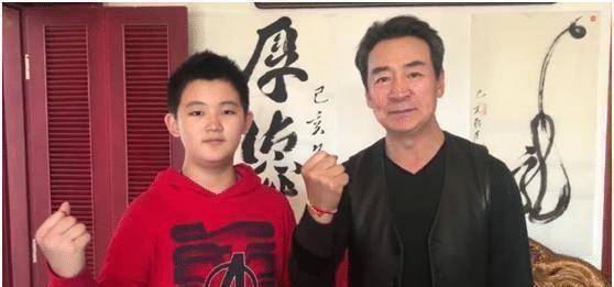 原创原创情深深陆振华罕出镜小21岁娇妻时尚犹存与12岁儿子像爷孙