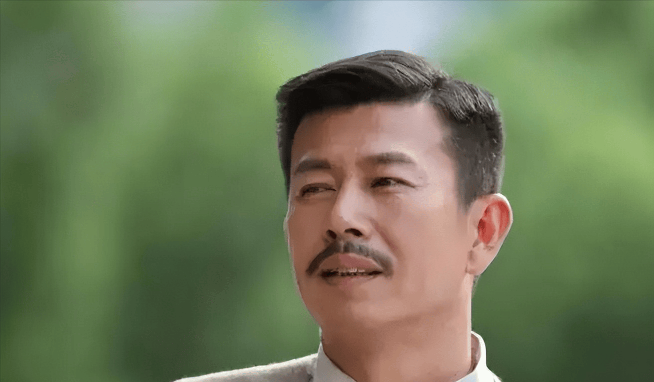 他的第一部作品是历史电视剧《苏北决战》,在剧中扮演一名抗战名将.