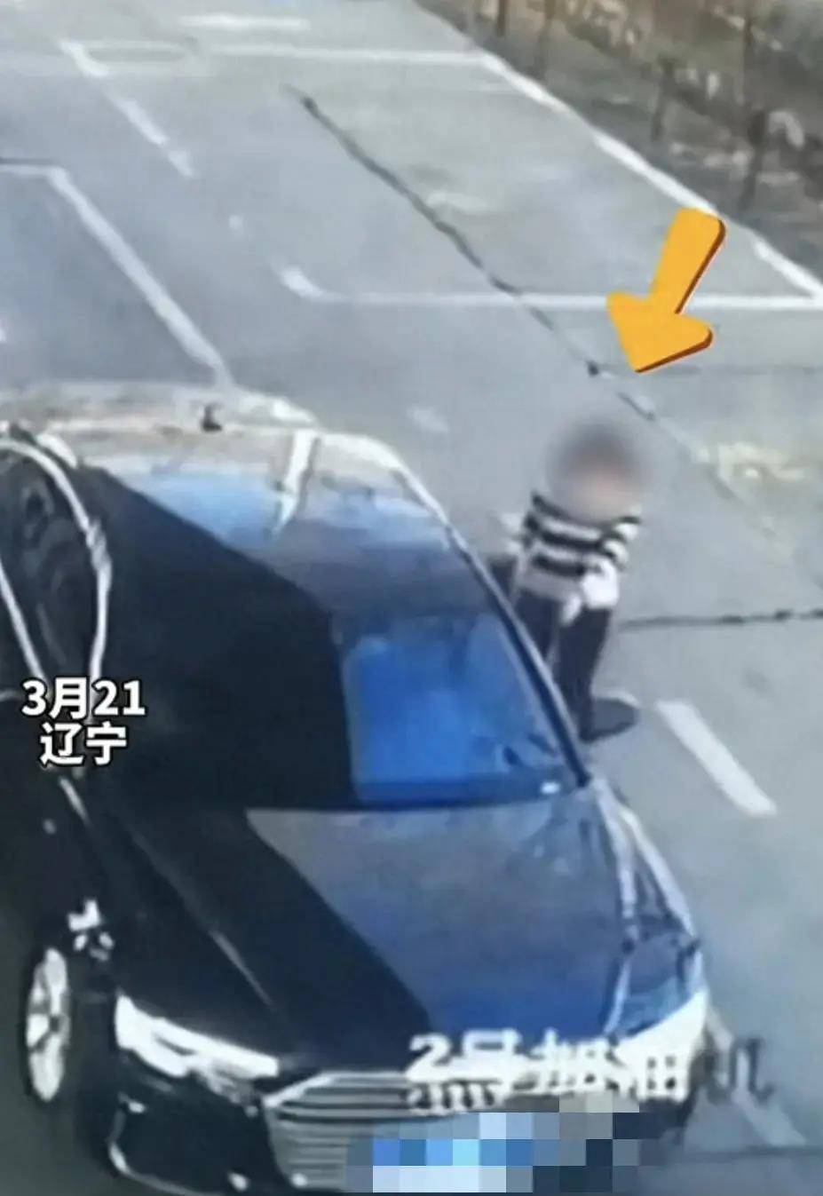 女司机的"神操作",开门时竟"重伤自己"_搜狐汽车_搜狐网