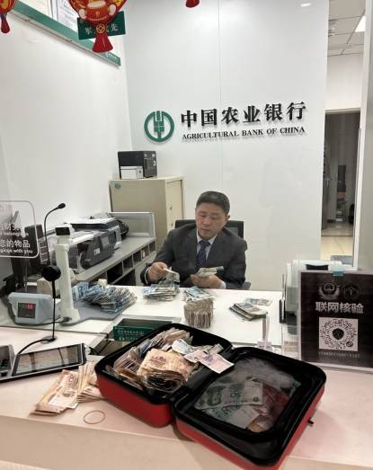 农行微山支行:一个行李箱,一生农行情_李先生_陈伟_大堂