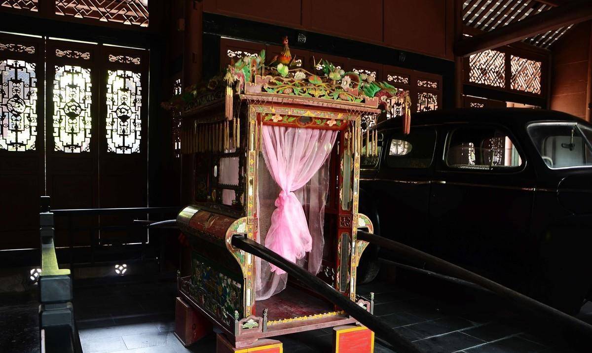 【花轿】当年刘文彩娶姨太太时,就是使用这顶花轿去迎亲的.