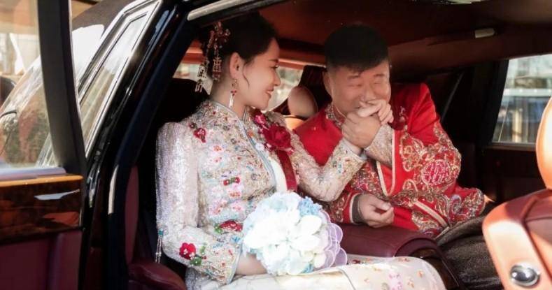 原创赵本山徒弟董三毛大婚众师兄弟现身捧场劳斯莱斯开道排面足