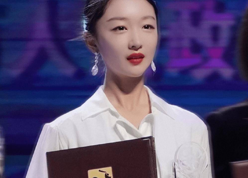 周冬雨自然是不负众望,再一次向观众展示了实力,而易烊千玺的演技也实